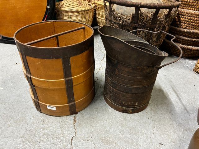Mesure à grain et verseuse en métal