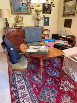 une table sur laquelle est posé un ordinateur portable, au milieu d'une pièce