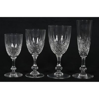 trois verres à vin en cristal posés sur une table noire
