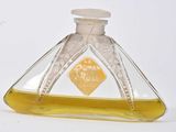 une bouteille en verre avec une étiquette jaune posée sur une surface blanche