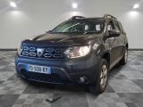 une photo d'une Dacia grise garée dans un showroom
