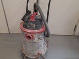 un aspirateur posé sur le sol de la pièce
