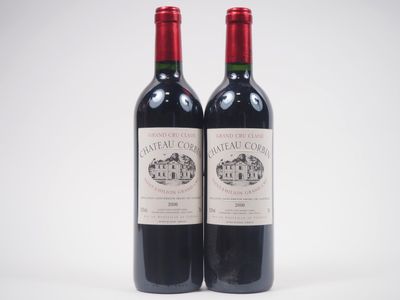 deux bouteilles de vin rouge posées l'une à côté de l'autre sur une surface blanche