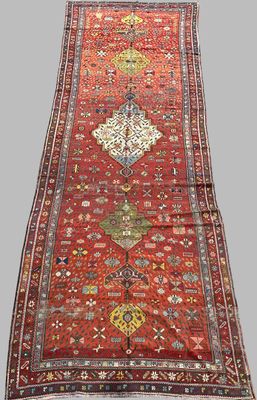 un tapis rouge orné d'un motif sur le dessous