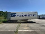 un camion semi-remorque garé dans un parking