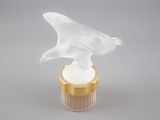 un cupcake glacé surmonté d'un oiseau
