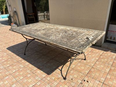 une table posée sur une terrasse en briques