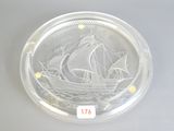 une plaque de verre représentant un bateau, posée sur une table