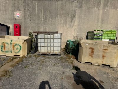 l'ombre d'une personne debout devant un mur en béton