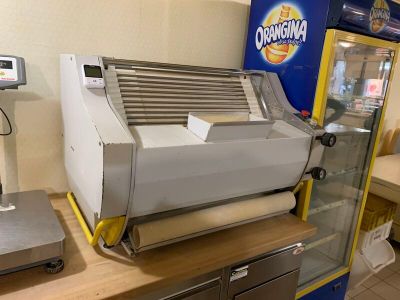 une machine posée sur un comptoir