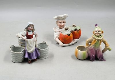 trois figurines représentant une femme, un homme et un enfant