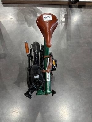 une moto équipée d'une selle à l'arrière