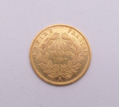 l'image d'une pièce d'or posée sur une surface blanche