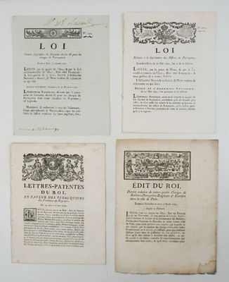 quatre pages d'un vieux livre sur un fond blanc