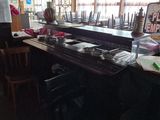un bar où il y a plein de chaises