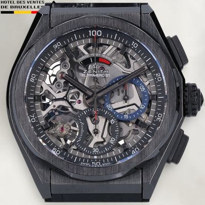 gros plan d'une montre sur une surface blanche