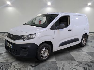 la camionnette blanche est garée sur un sol carrelé en damier