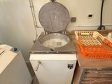 une photo d'une cuisine équipée d'un lave-linge et d'un sèche-linge