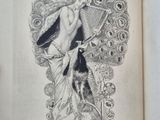 un vieux livre sur lequel figure le dessin d'une femme tenant un éventail