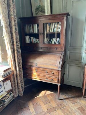 un petit bureau avec une étagère dans un coin de la pièce