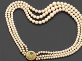 un collier composé d'une perle de culture et d'émeraudes