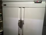 une photo d'un réfrigérateur blanc dans une cuisine