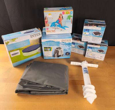 le contenu d'une piscine gonflable est étalé sur la table