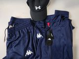 une casquette de baseball sur un pantalon de survêtement