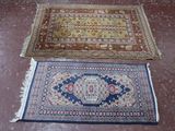 deux tapis posés côte à côte sur le sol