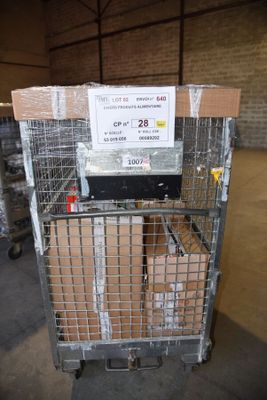 un chariot chargé de cartons et muni d'une pancarte, dans un entrepôt