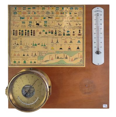 une horloge et un thermomètre posés sur une table en bois
