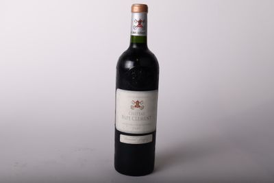 une bouteille de vin posée sur une table