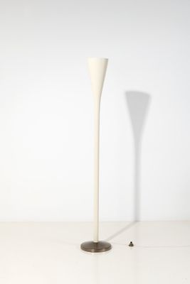 le lampadaire a un pied blanc et un pied noir