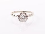 gros plan d'une bague en diamant sur une surface blanche