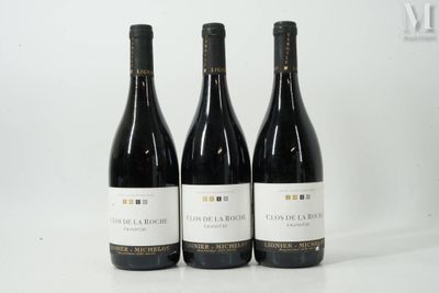trois bouteilles de vin posées sur une table blanche