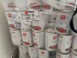 une palette remplie de boîtes de conserve
