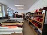 de nombreux types de tissus différents sur les rayons du magasin