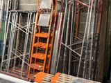 un homme debout dans une pièce, à côté d'une échelle