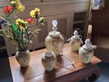 trois vases posés sur une table, contenant des fleurs