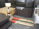 Les cartons et les palettes sont empilés sur une palette dans un entrepôt