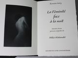 un livre avec une photo en noir et blanc du dos d'une femme