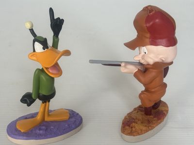 deux figurines représentant un canard et un homme armé