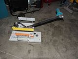 une machine posée sur le sol du garage