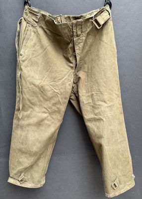 un gros plan sur un pantalon suspendu à une corde à linge