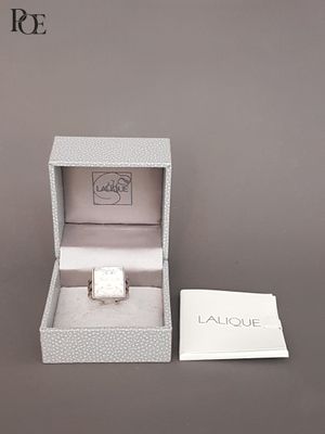 une image représentant une boîte posée sur une table, contenant une montre