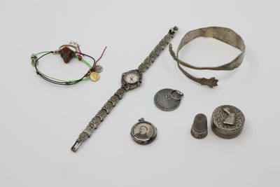 un assortiment de bijoux en argent, comprenant notamment une montre, un bracelet et d'autres articles