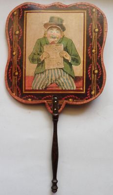 un petit éventail sur lequel figure l'image d'un homme tenant un journal