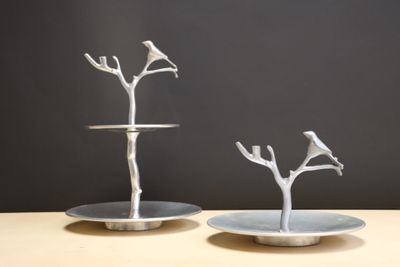 Deux serviteurs muets à décor d'oiseaux.