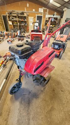 une tondeuse à gazon rouge garée dans un garage