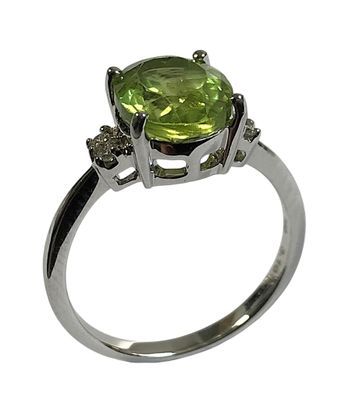 BAGUE en or blanc 750/1000 sertie d'un PERIDOT taille ovale …